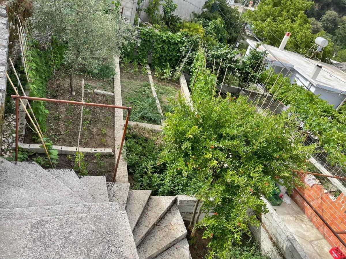 Leka Guesthouse Gjirokaster Bagian luar foto