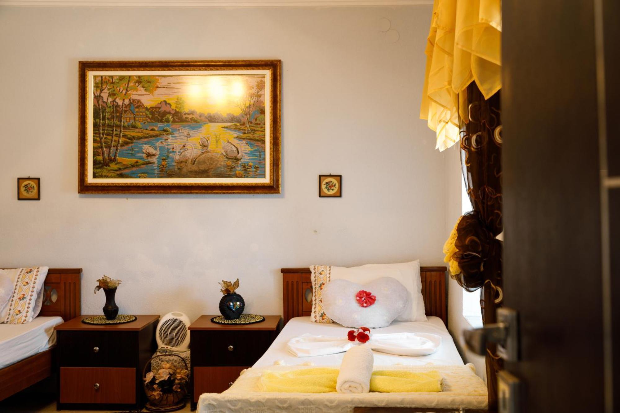 Leka Guesthouse Gjirokaster Bagian luar foto