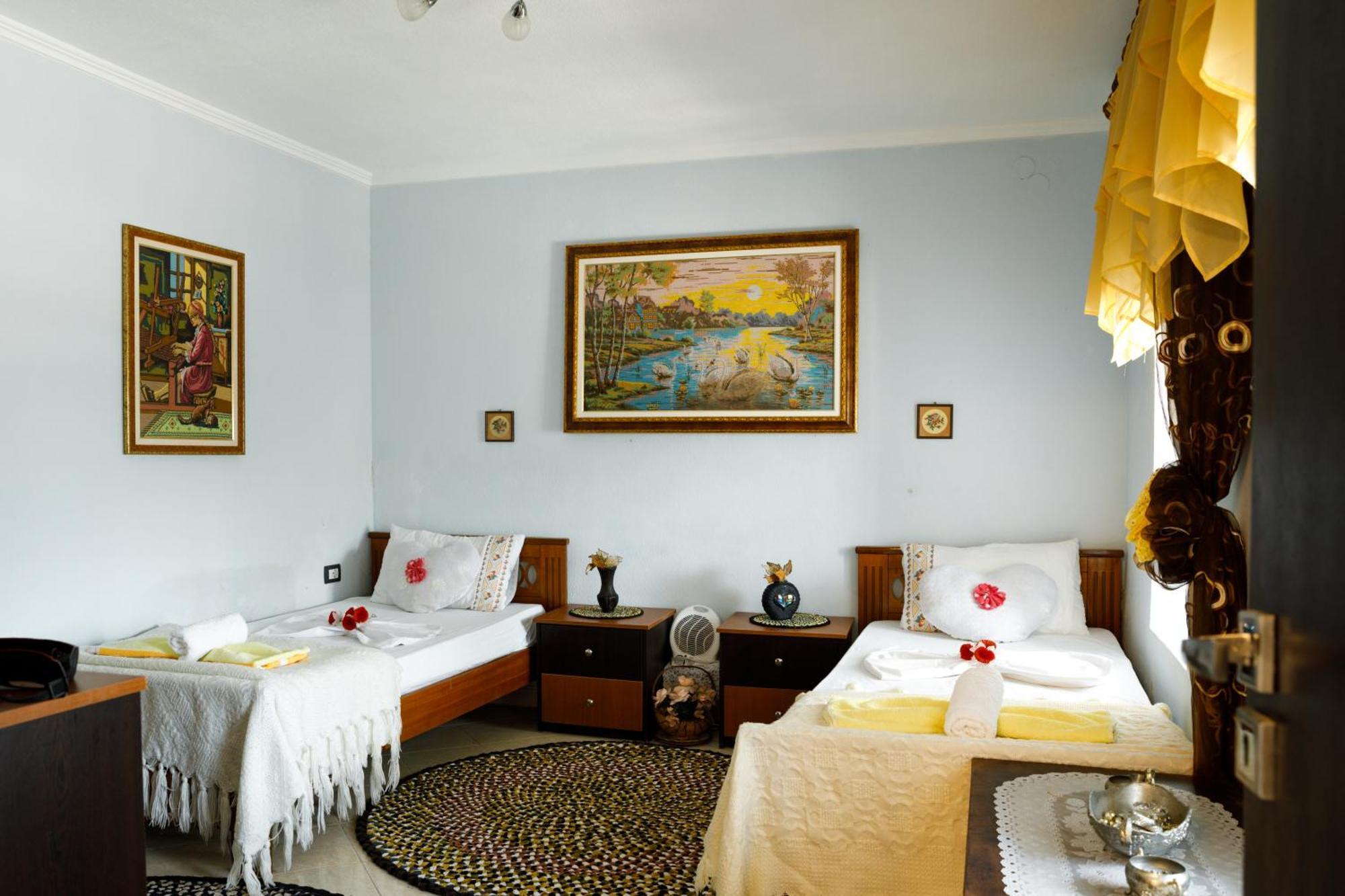 Leka Guesthouse Gjirokaster Bagian luar foto