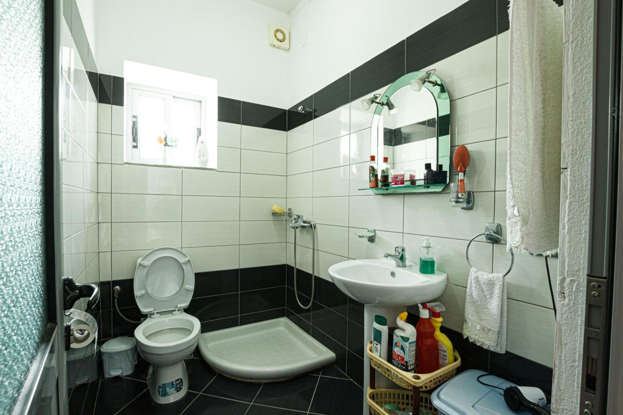 Leka Guesthouse Gjirokaster Bagian luar foto