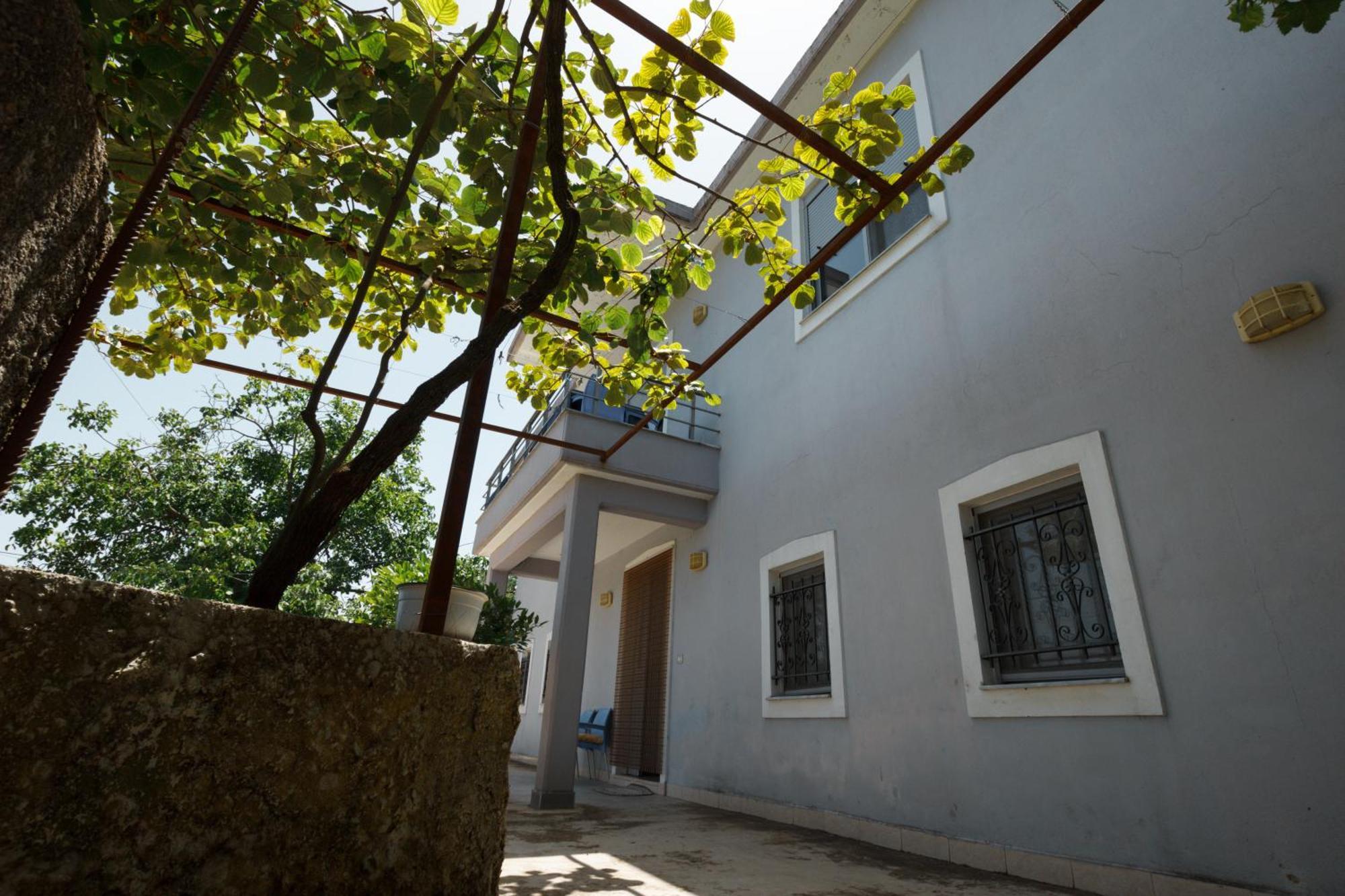 Leka Guesthouse Gjirokaster Bagian luar foto