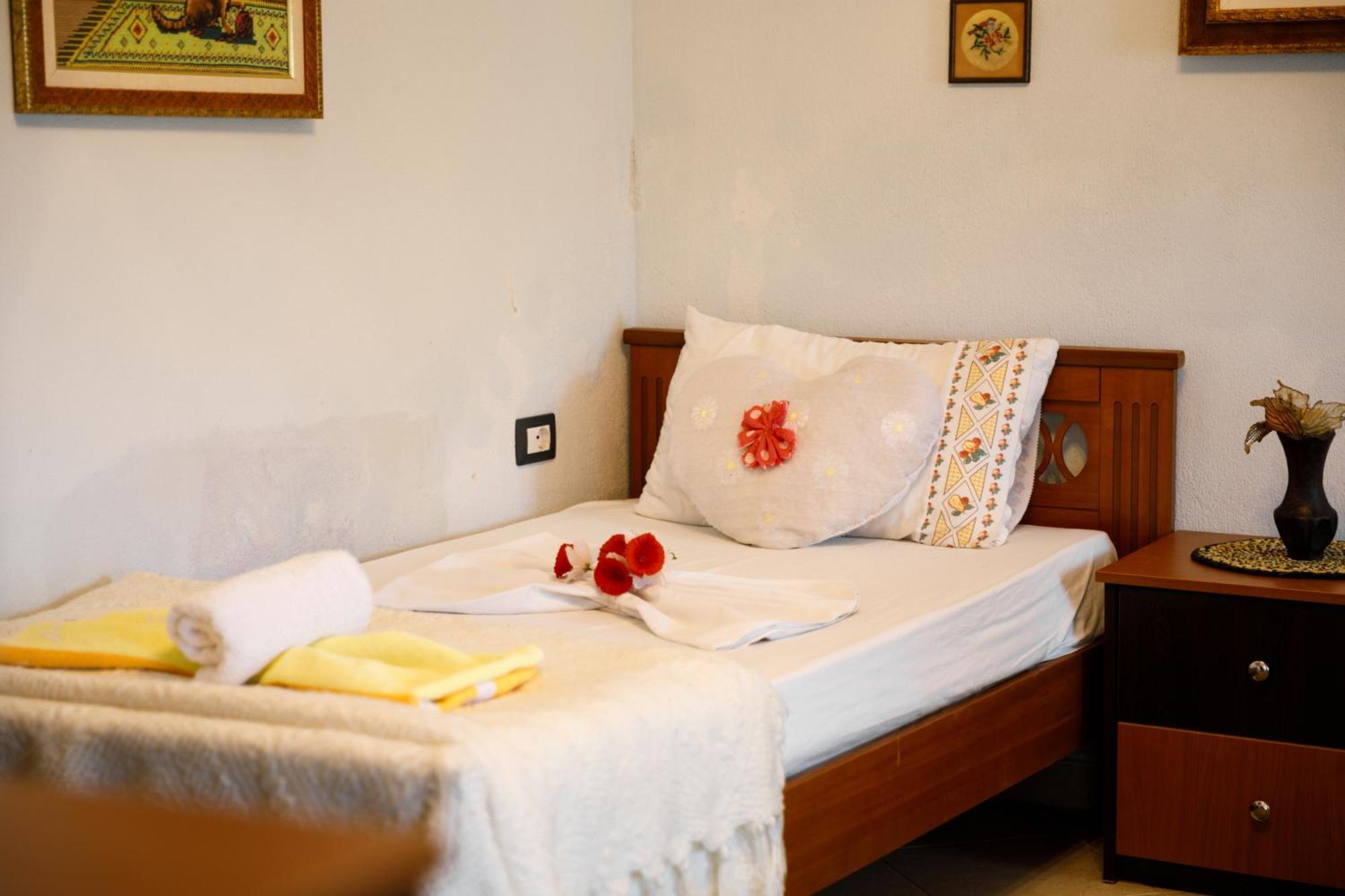Leka Guesthouse Gjirokaster Bagian luar foto