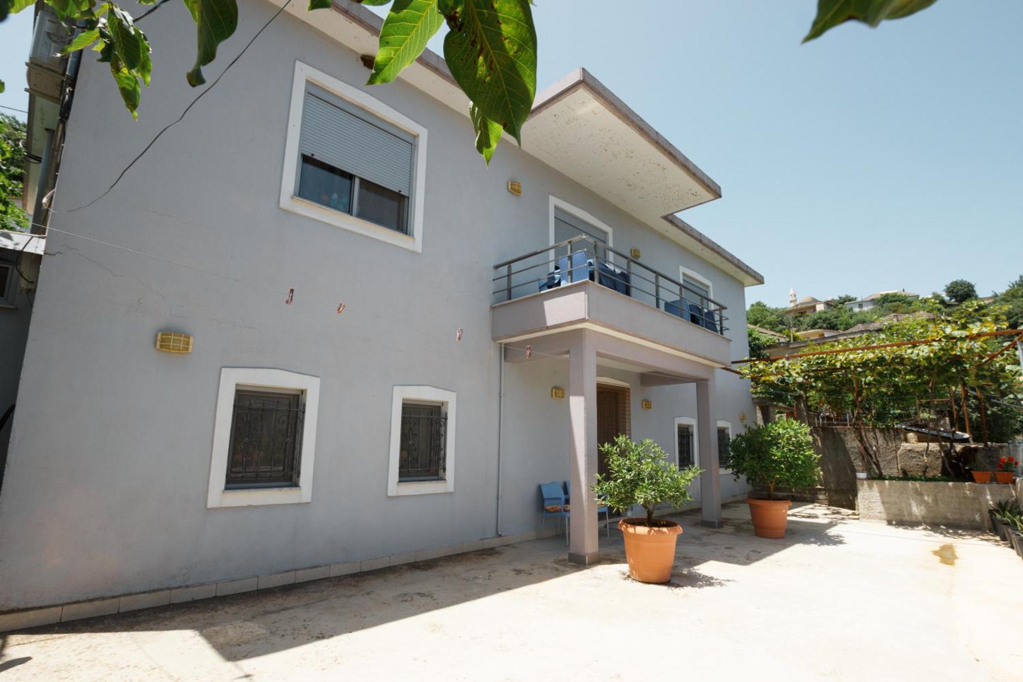 Leka Guesthouse Gjirokaster Bagian luar foto