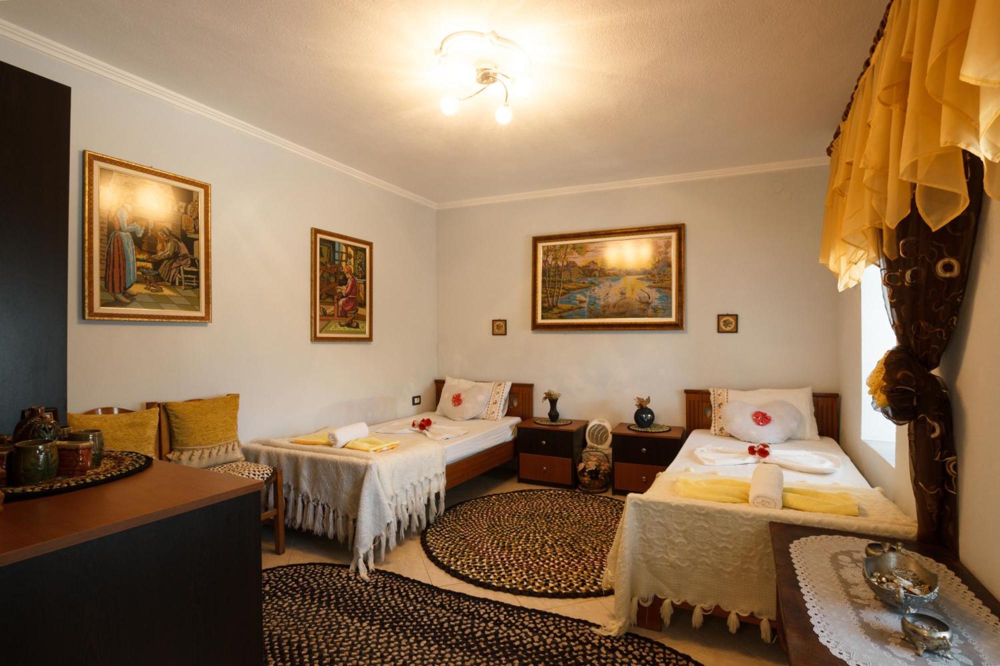 Leka Guesthouse Gjirokaster Bagian luar foto