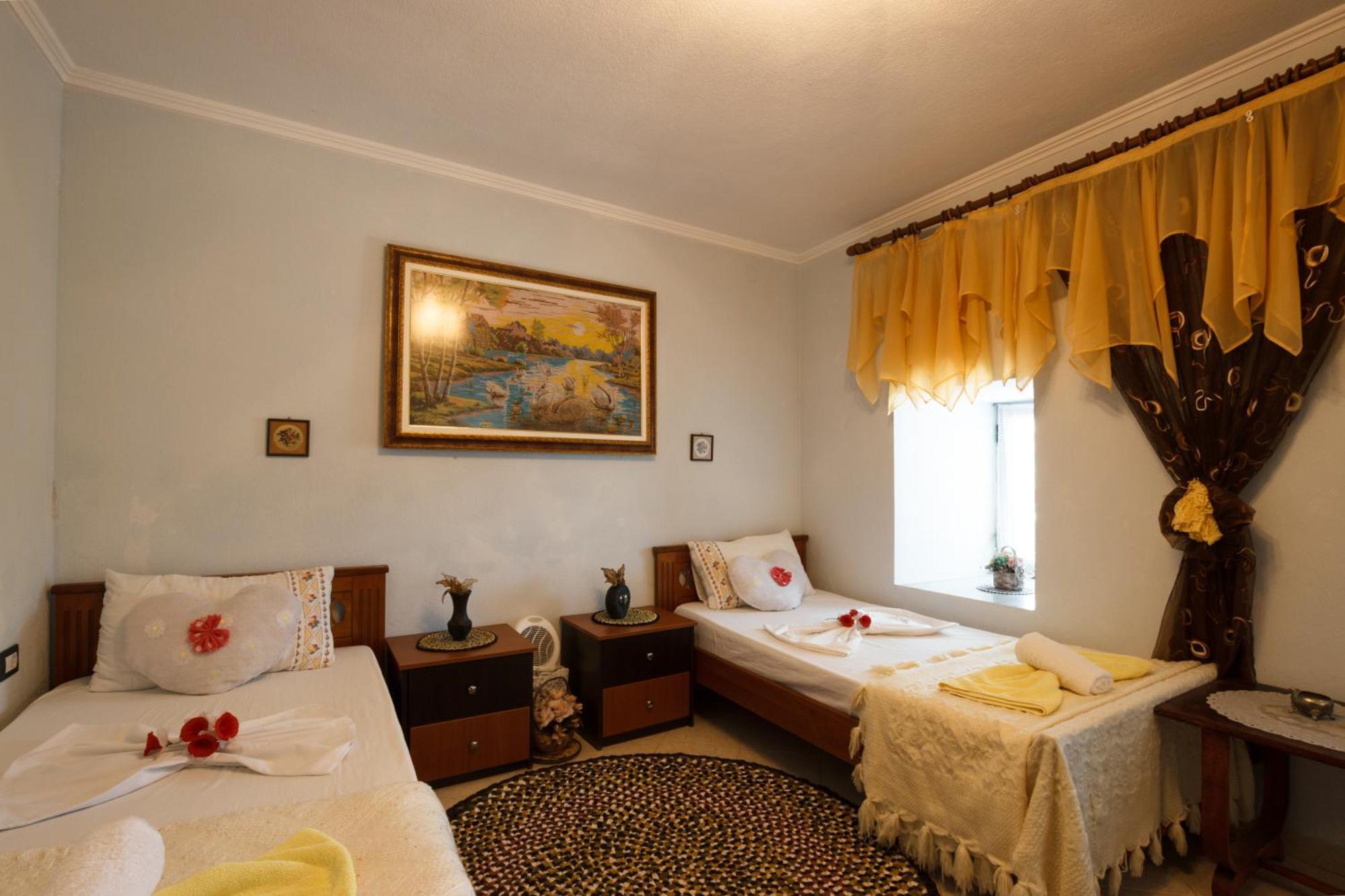 Leka Guesthouse Gjirokaster Bagian luar foto