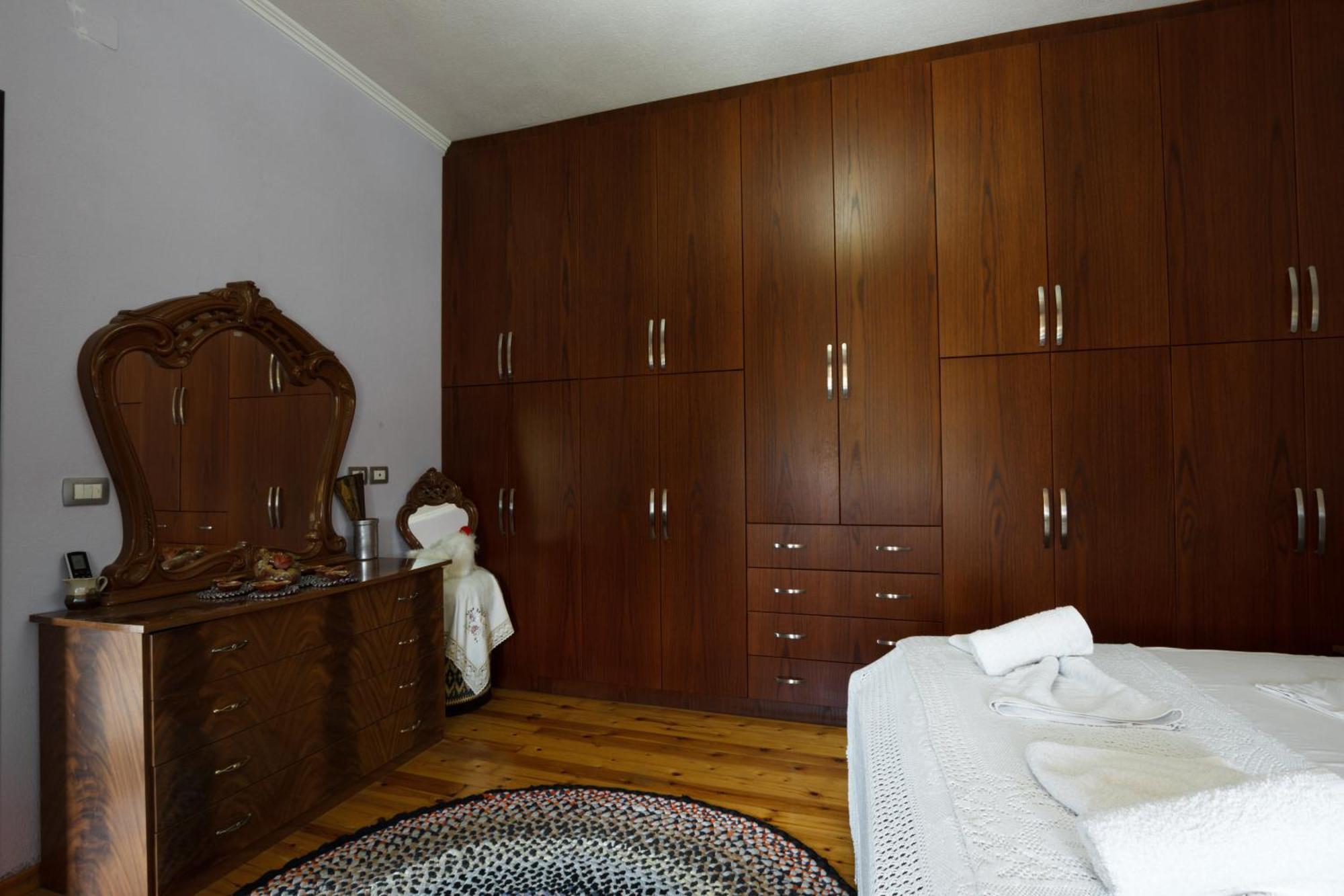 Leka Guesthouse Gjirokaster Bagian luar foto