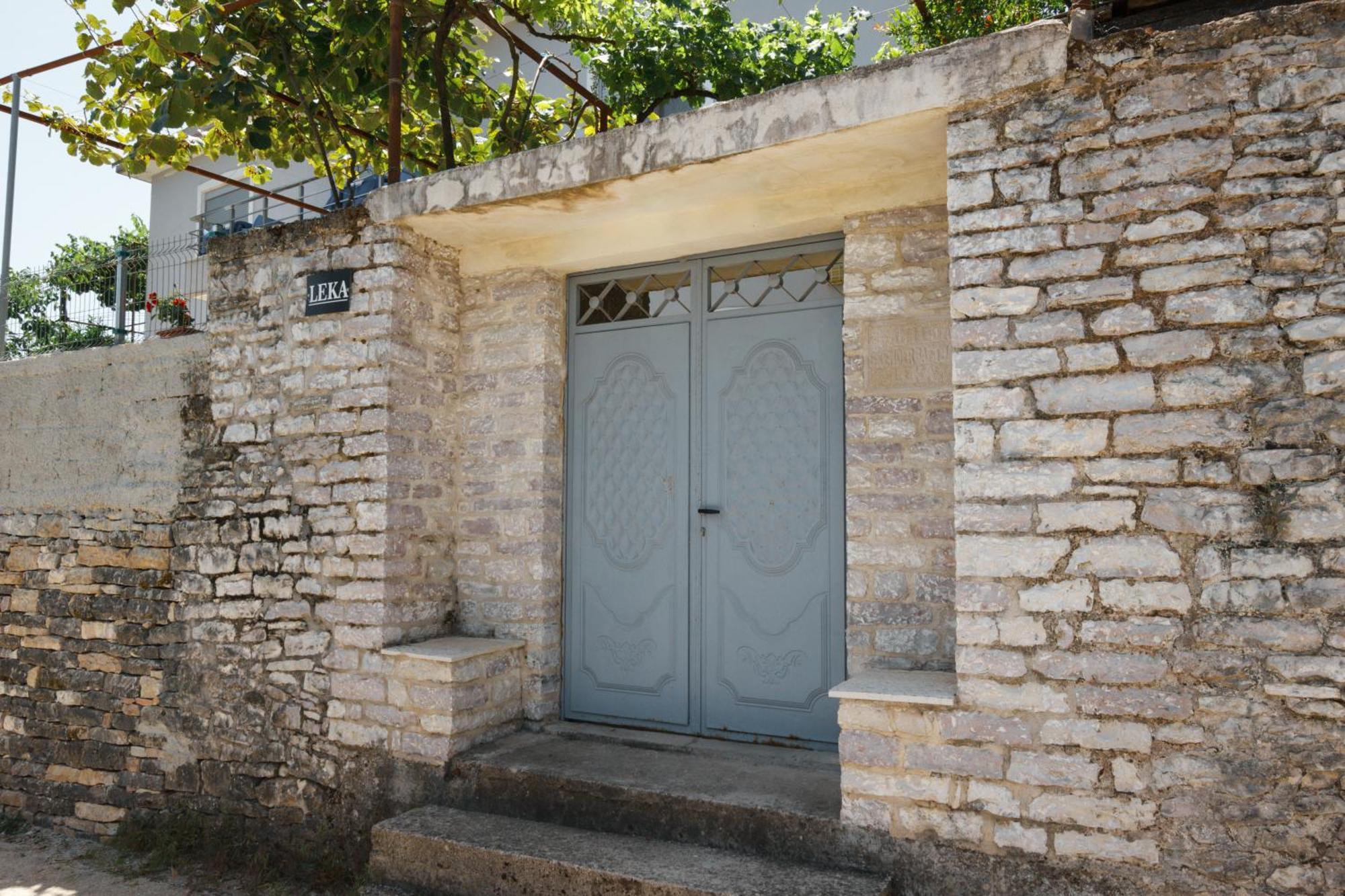 Leka Guesthouse Gjirokaster Bagian luar foto