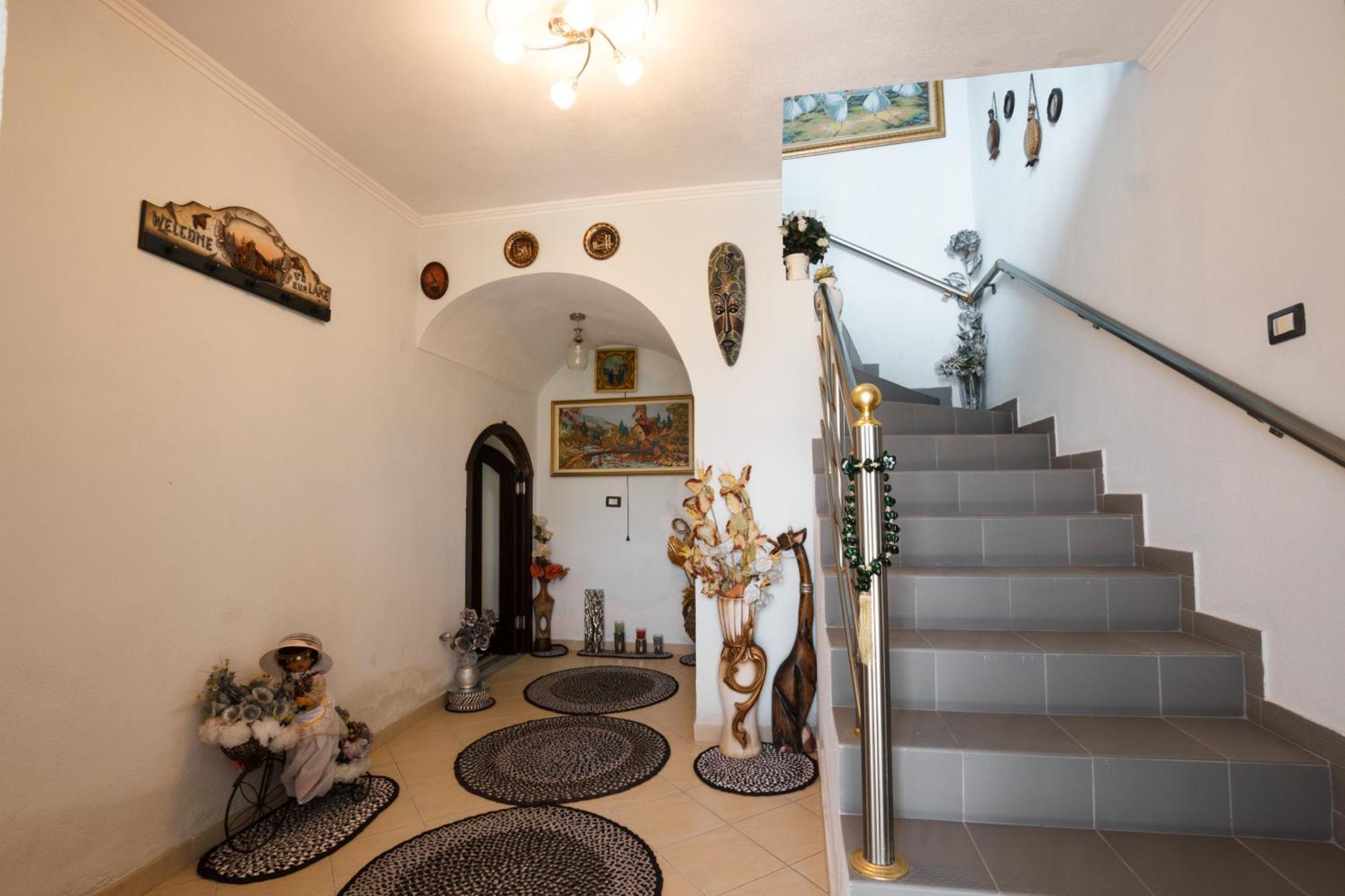 Leka Guesthouse Gjirokaster Bagian luar foto