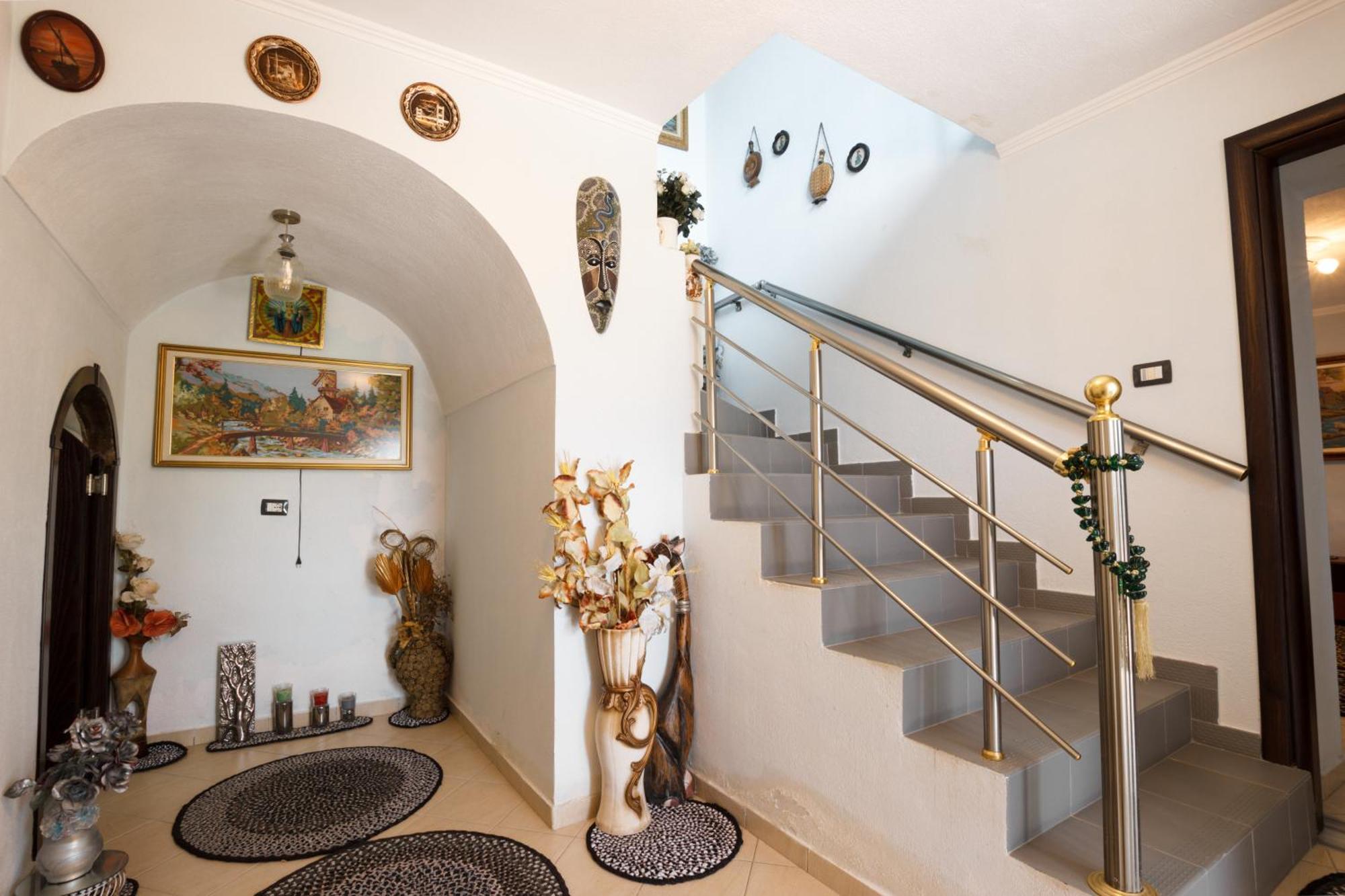 Leka Guesthouse Gjirokaster Bagian luar foto