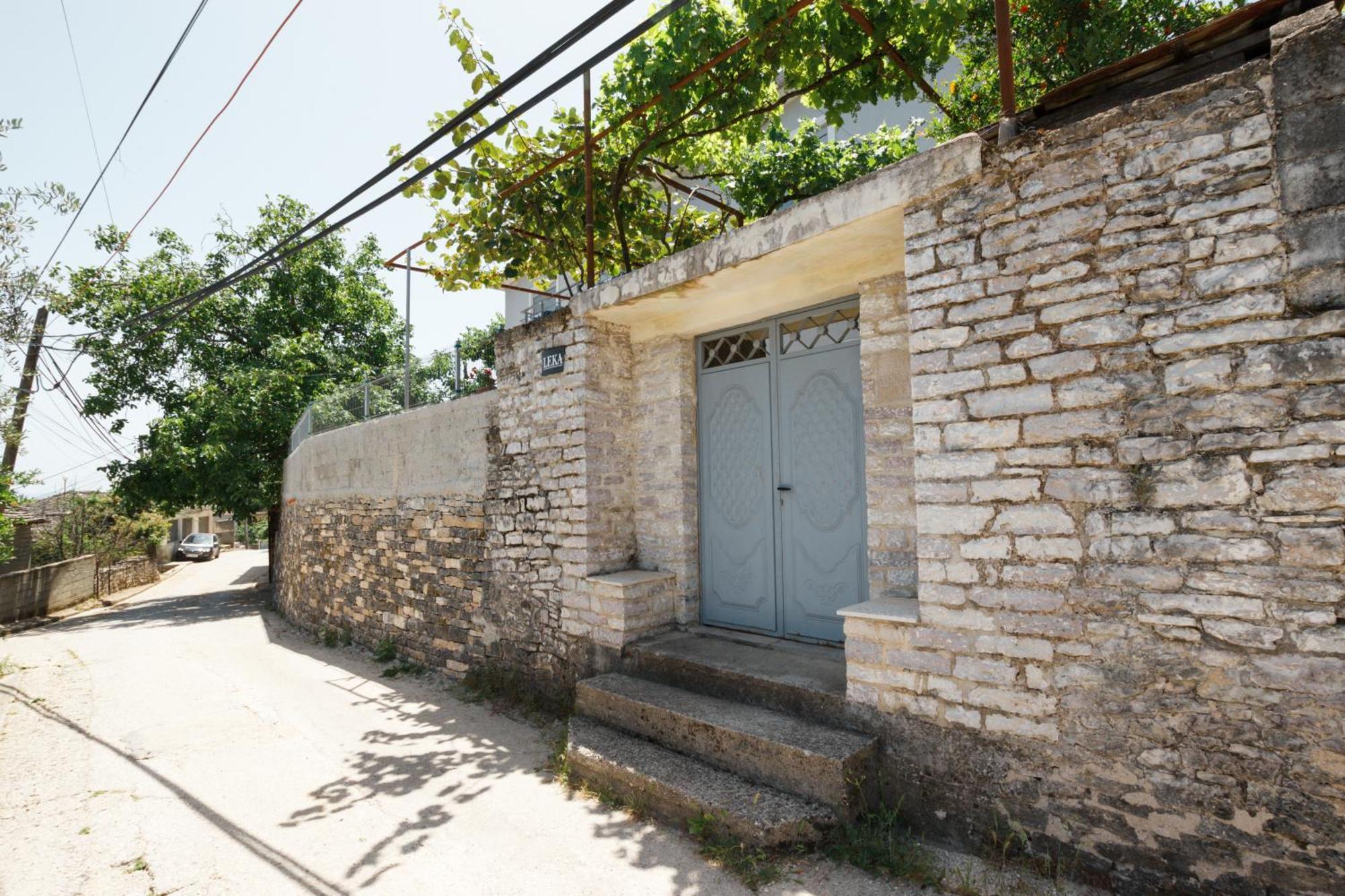 Leka Guesthouse Gjirokaster Bagian luar foto