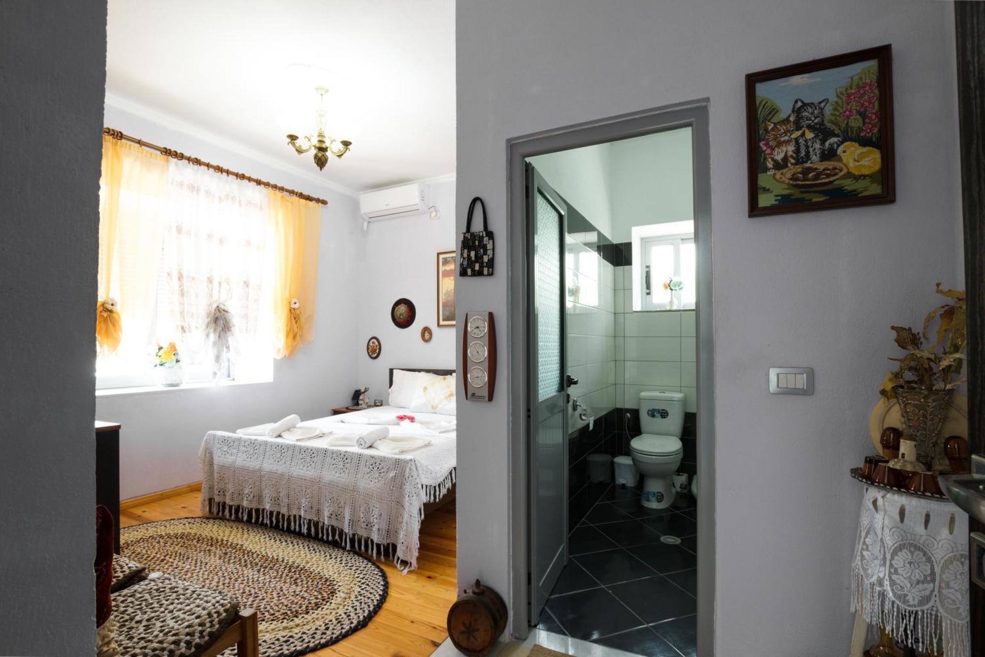 Leka Guesthouse Gjirokaster Bagian luar foto