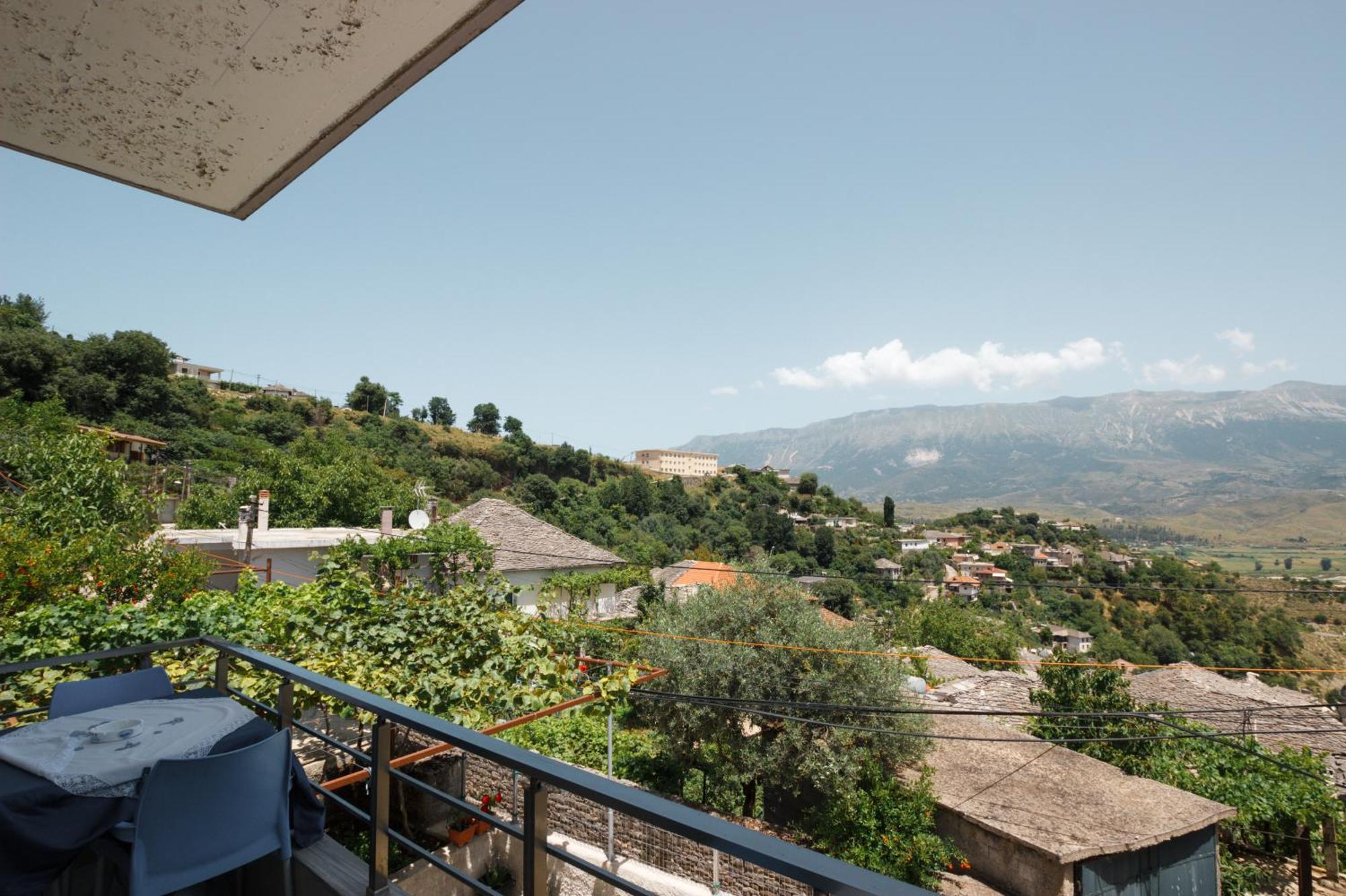 Leka Guesthouse Gjirokaster Bagian luar foto
