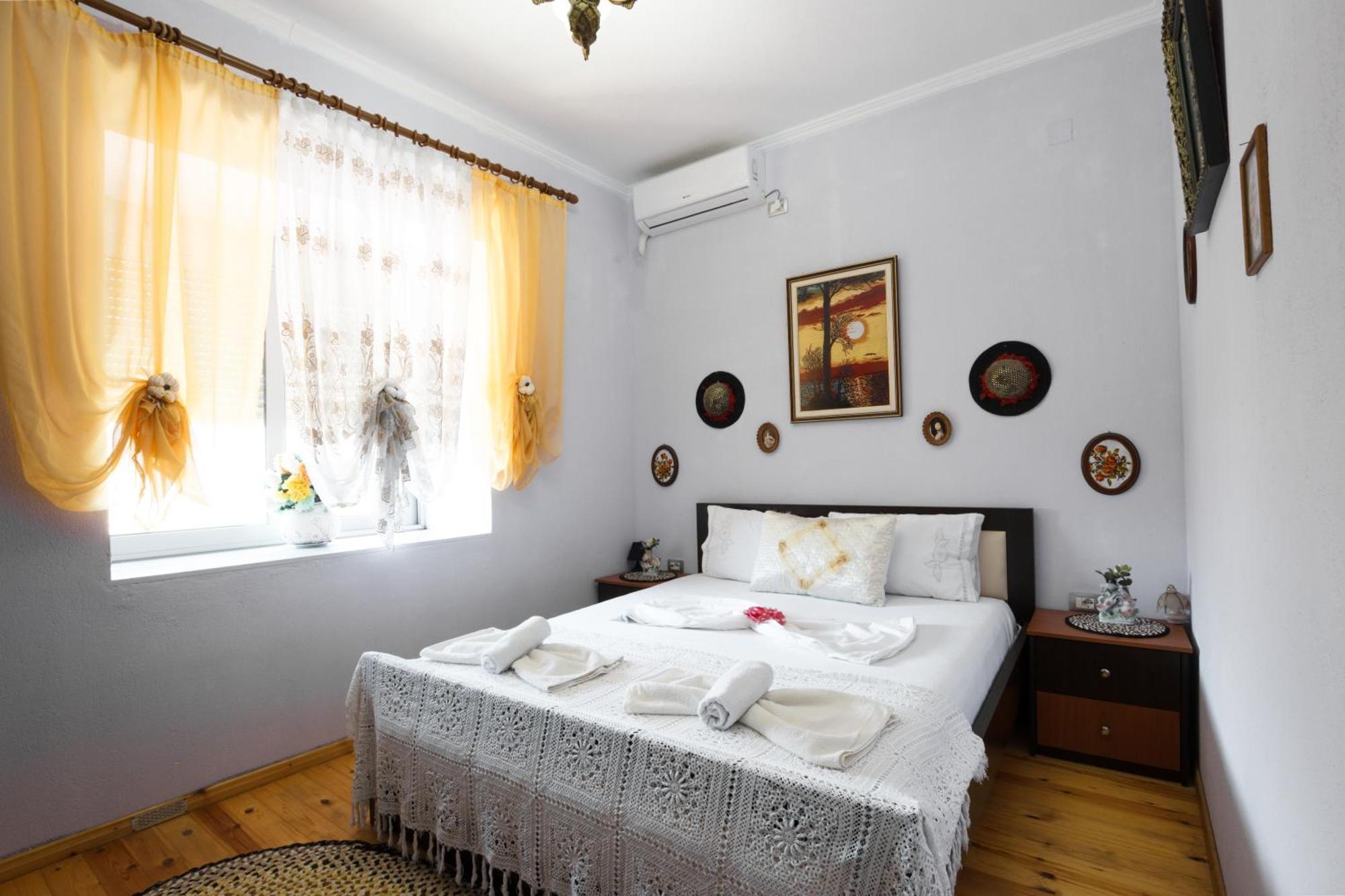 Leka Guesthouse Gjirokaster Bagian luar foto