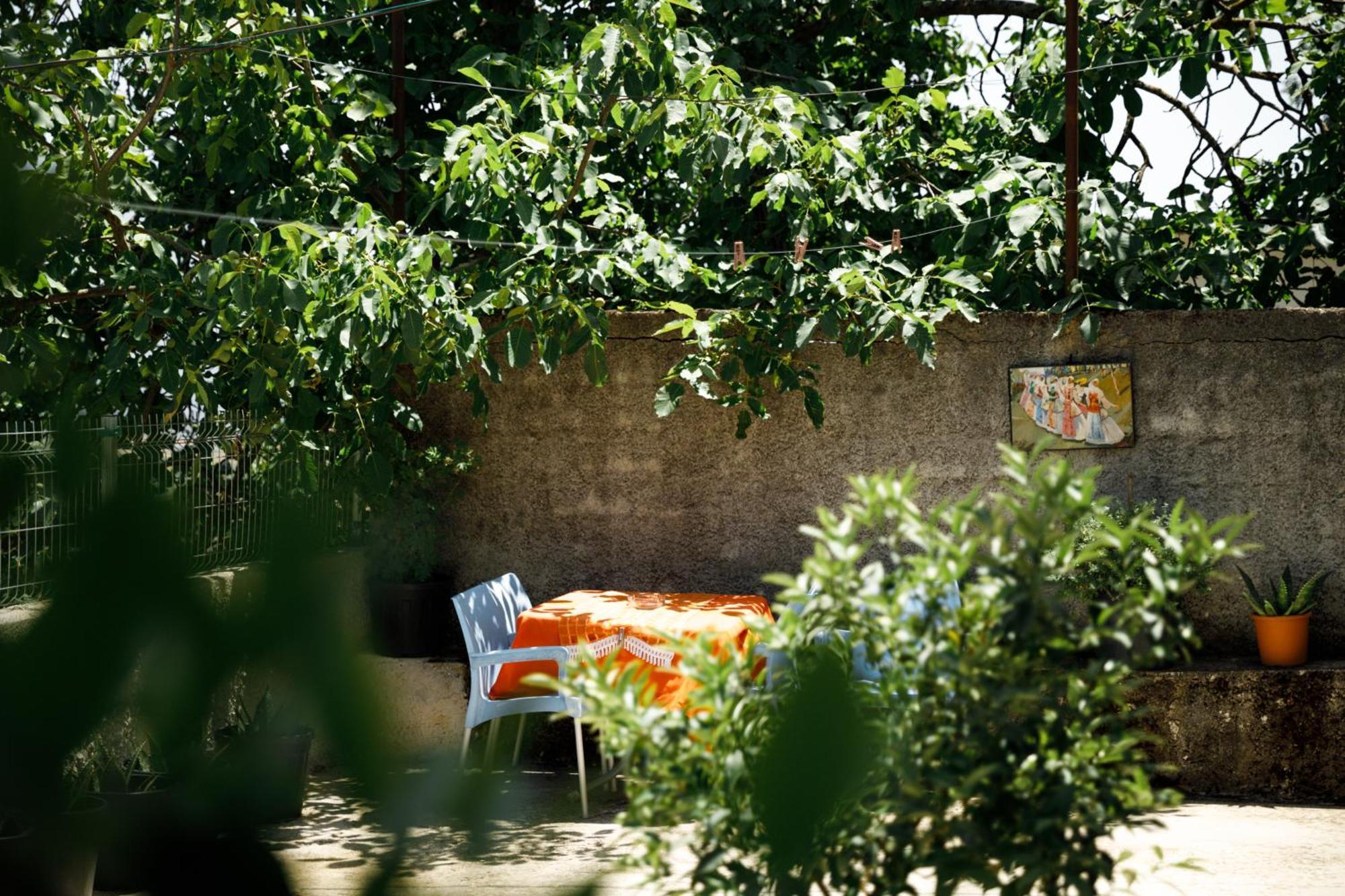 Leka Guesthouse Gjirokaster Bagian luar foto